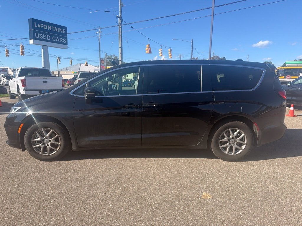 2025 Chrysler Pacifica Select