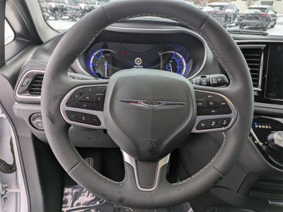 2025 Chrysler Pacifica Hybrid Select