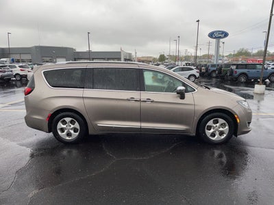 2017 Chrysler Pacifica Hybrid Platinum