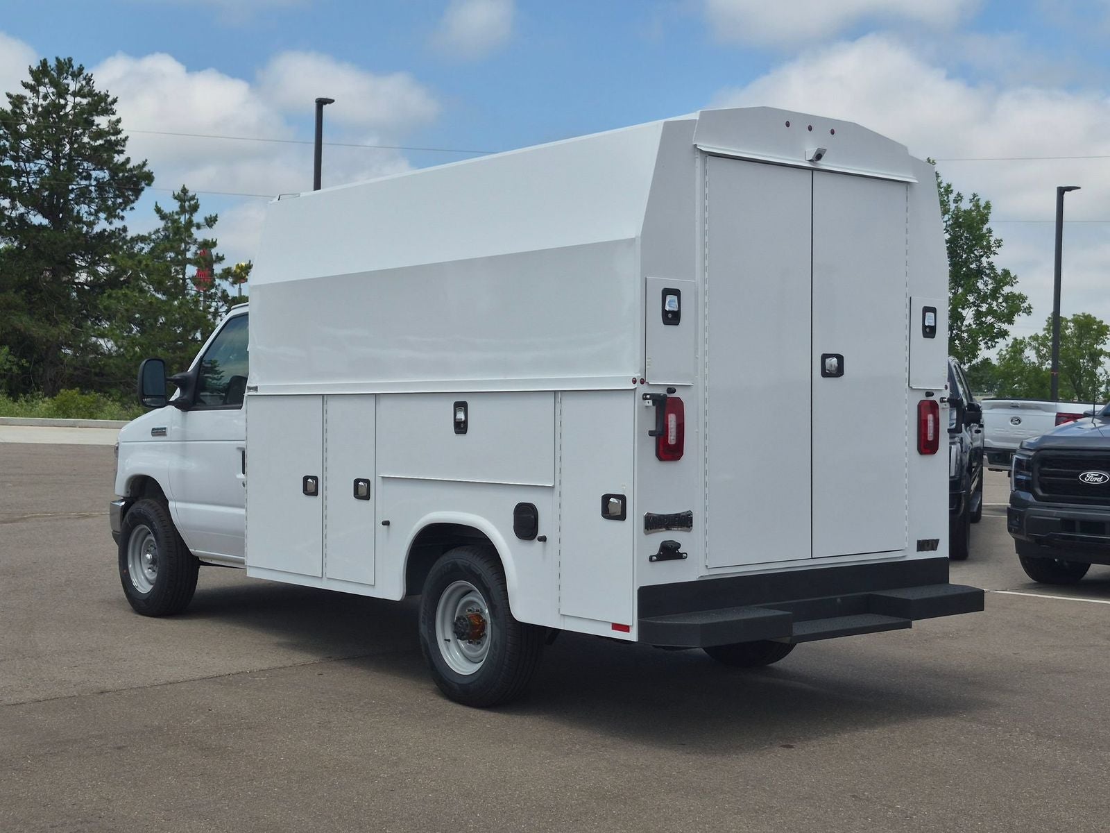 2027 Ford E-350SD Base Cutaway
