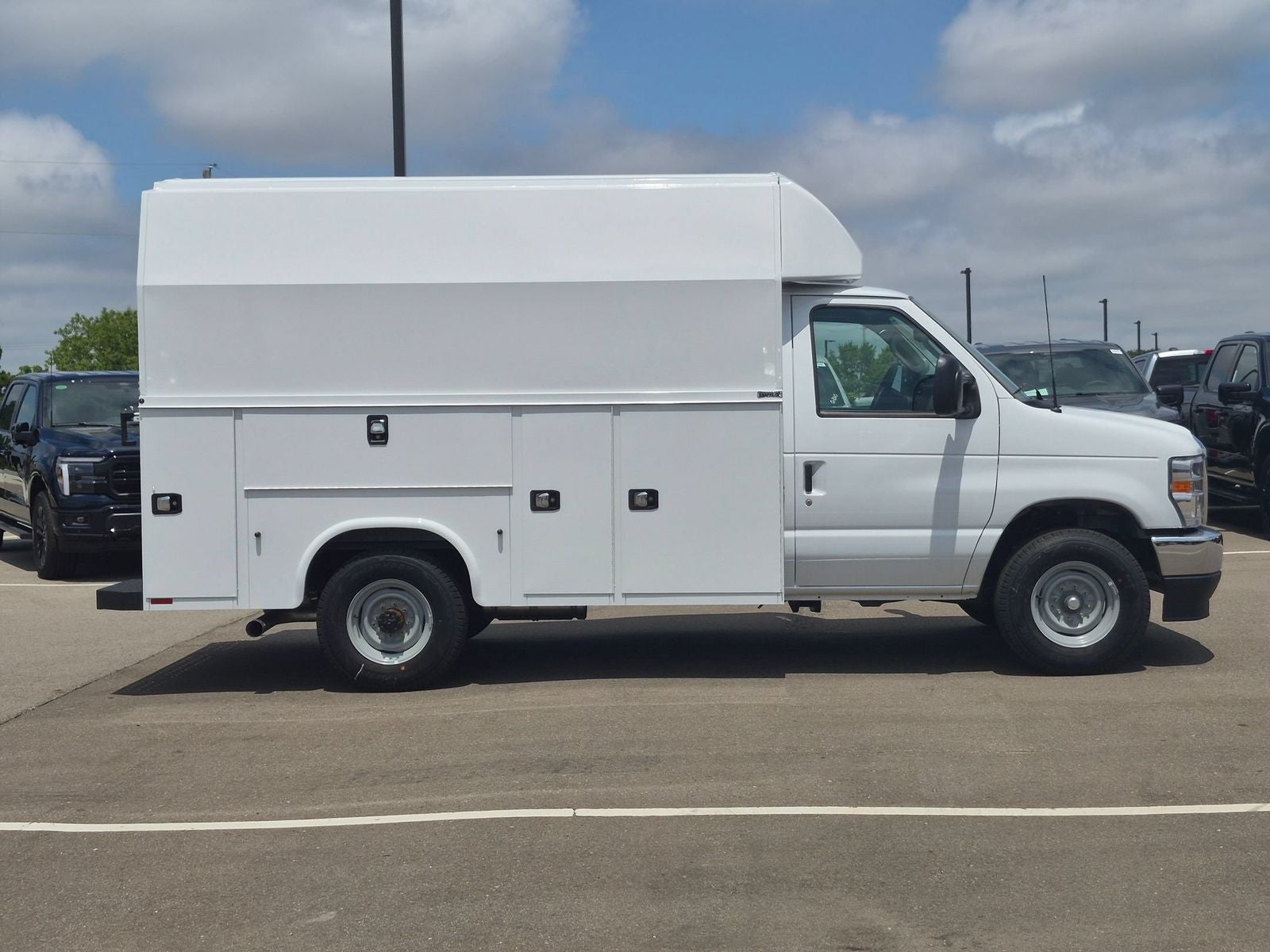 2027 Ford E-350SD Base Cutaway