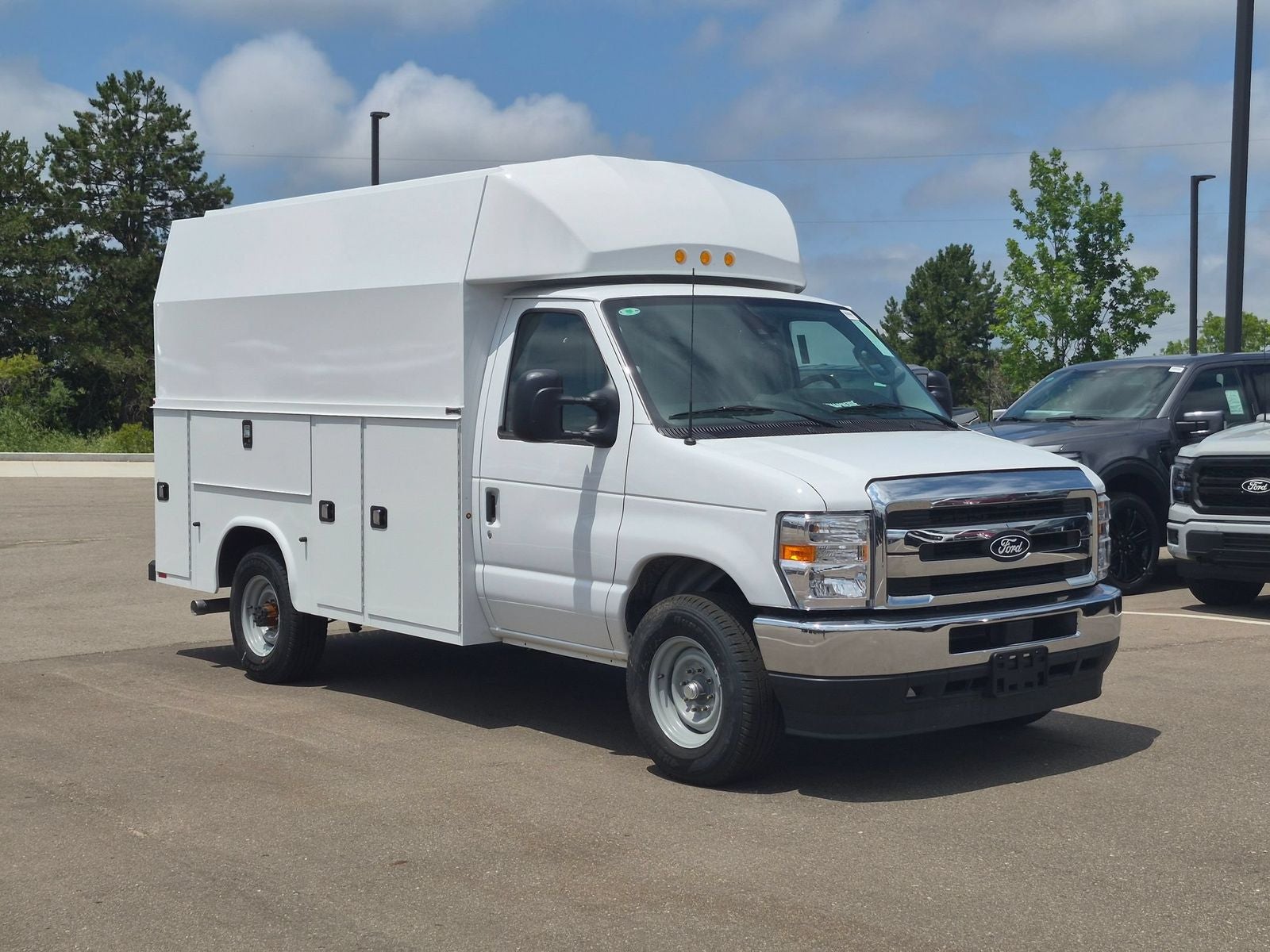 2027 Ford E-350SD Base Cutaway