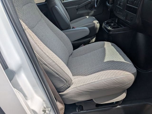 2025 Chevrolet Express Passenger 1LT