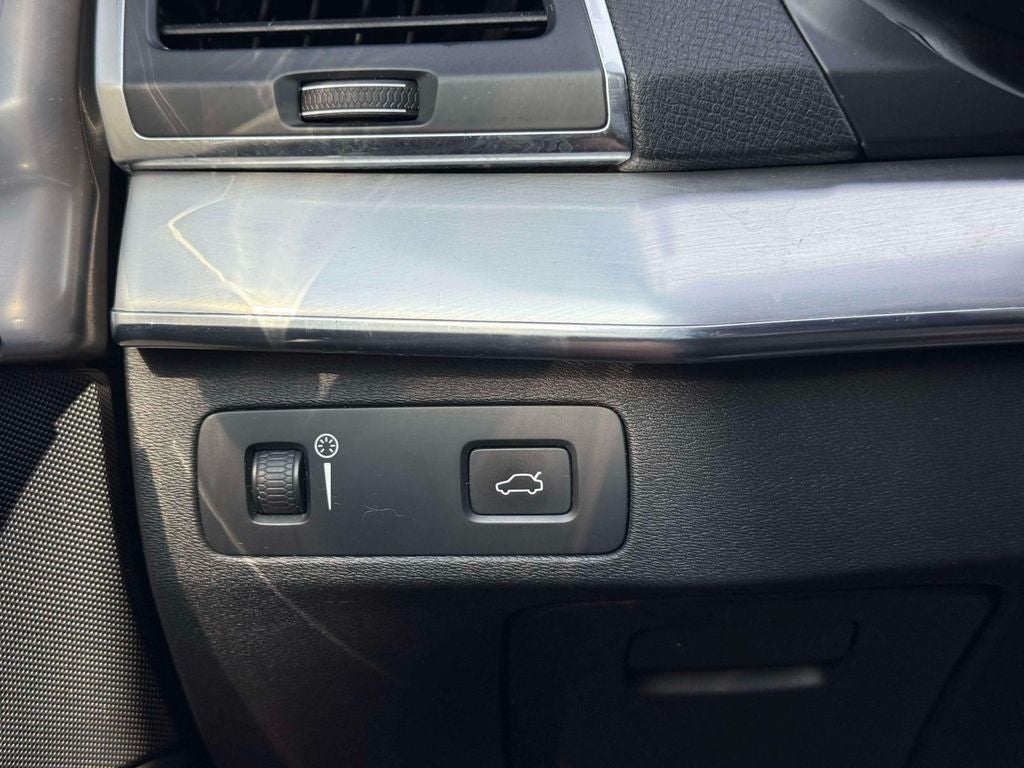 2016 Volvo XC90 T6 Momentum